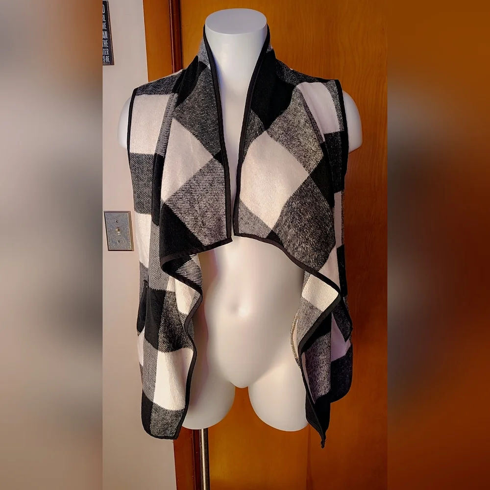 NWT Black & White Plaid Lightweight Vest β One Size Fits Most π€ - Picture 4 of 9